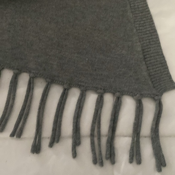 Stylish knit midi length vest with fringed hem! . Very good condition. Sz medium - Picture 4 of 4